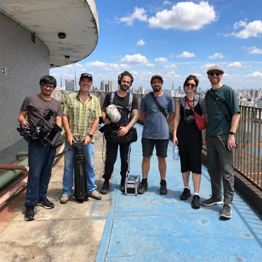 Equipe de filmagem em ação durante a produção de um projeto da 10e20