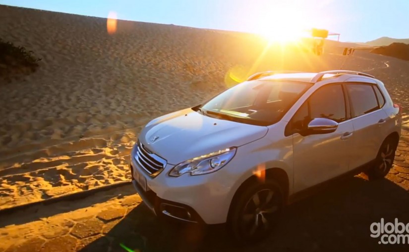 Peugeot 2008 em uma estrada durante a websérie produzida para a Globo.com