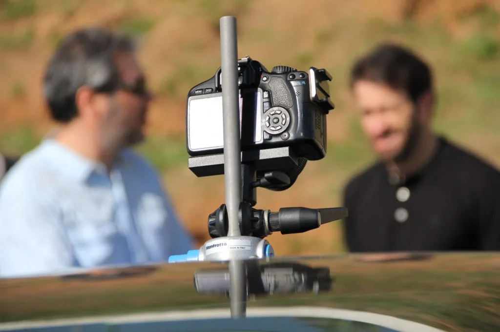 Preparação de câmera para uma filmagem externa com automóvel