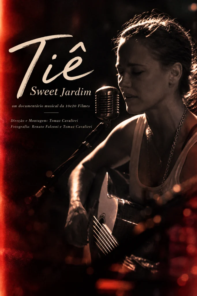 Cartaz de Tiê: Sweet Jardim, com a cantora diante de um microfone